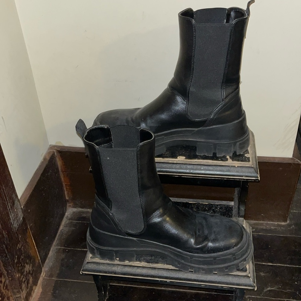 Black pull on platform boot size 10 men